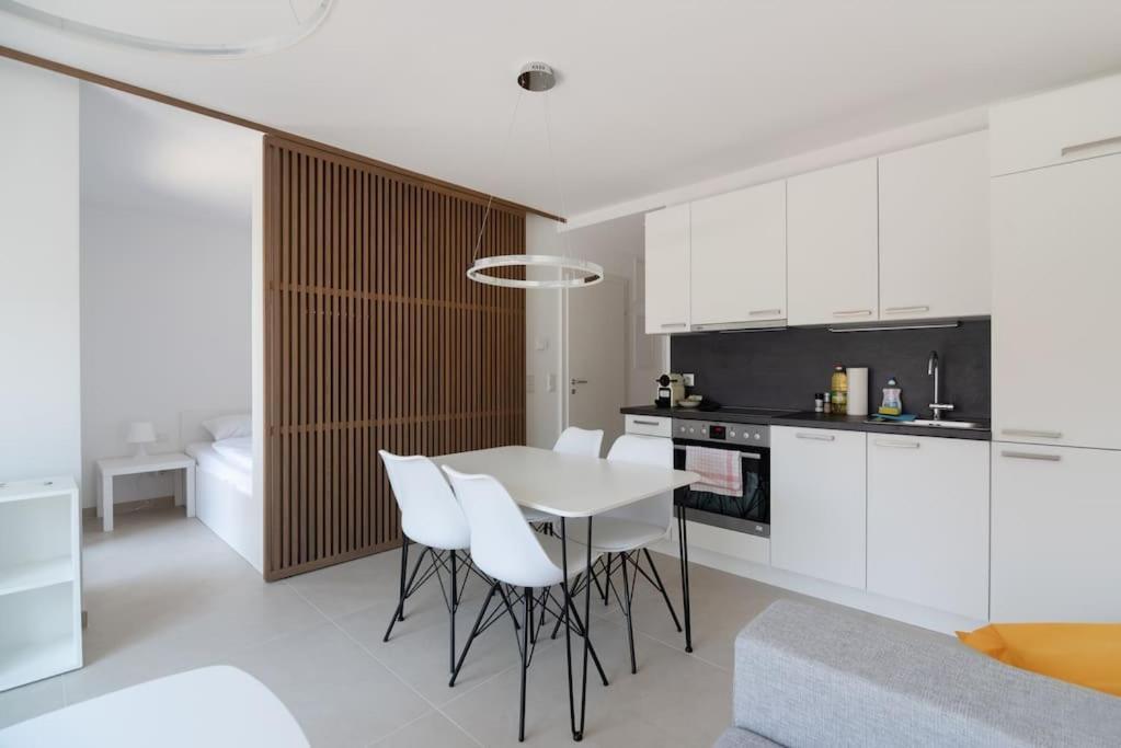Neu Und Hell In Zentraler Ruhelage Mit Parkplatz Apartment Viena Exterior foto