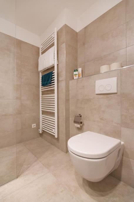 Neu Und Hell In Zentraler Ruhelage Mit Parkplatz Apartment Viena Exterior foto